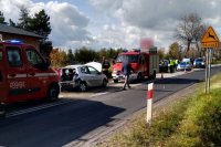 rozbite samochody i służby pracujące na miejscu wypadku
