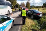 policjantka idzie w kierunku rozbitego samochdu