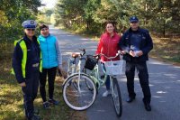 policjanci przekazują odblaski dla rowerzystów