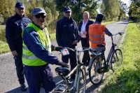 policjanci przekazują odblaski dla rowerzystów