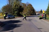 policjanci pracują na miejscu wypadku