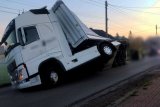 wywrócona ciężarówka