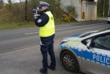 policjant mierzy prędkość