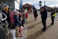 policjanci prowadzą działania profilaktyczne z dziećmi przy skrzyżowaniach