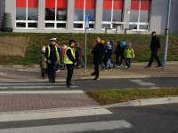 policjanci prowadzą działania profilaktyczne z dziećmi przy skrzyżowaniach
