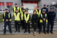 policjanci prowadzą działania profilaktyczne z dziećmi przy skrzyżowaniach