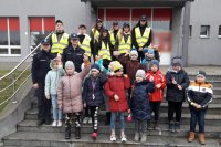 policjanci prowadzą działania profilaktyczne z dziećmi przy skrzyżowaniach