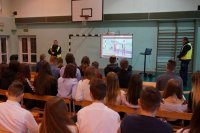 policjant prowadzi prelekcje