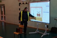 policjant prowadzi prelekcje