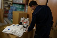 policjant przegląda środki ochrony sanitarnej