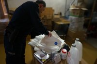 policjant przegląda środki ochrony sanitarnej