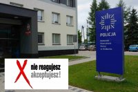 budynek Komendy Powiatowej Policji w Kłobucku z naniesionym hasłem nie reagujesz, akceptujesz