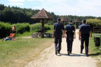 policjanci patrolują teren nad zalewem