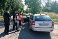 policjanci i pracownik kolei rozdają gadżety i rozmawiają z kierowcami