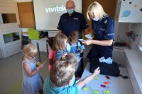 policjanci rozdają odblaski