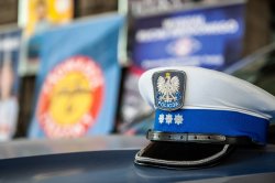 biała czapka policjanta ruchu drogowego