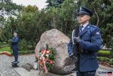 policjanci podczas warty przy pomniku