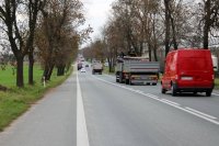 droga krajowa numer 43, radiowóz a za nim ciągniki rolnicze