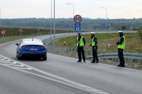 policjanci przy zjeździe na autostradę