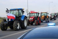 przejazd ciągników rolniczych drogą krajowa nr 43