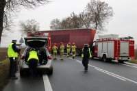 fotografia przedstawia policjantów, którzy wyciągają sprzęt do oględzin z radiowozu, strażaków, wóz strażacki, a w tle rozbite volvo