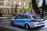 radiowóz policyjny na tle przejścia dla pieszych
