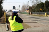 policjantka ruchu drogowego mierząca prędkość