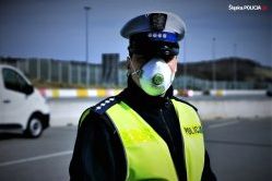 Policjant ruchu drogowego w maseczce
