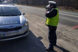 Policjant ruchu drogowego mierzący prędkość
