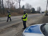 policjant ruchu drogowego z podniesioną ręką do zatrzymania pojazdu