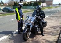 policjant ruchu drogowego kontroluje motocyklistę