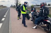 policjant ruchu drogowego podczas kontroli motocyklistów