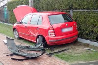 uszkodzony czerwony samochód osobowy