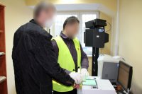 technik kryminalistyki podczas pobierania odcisków linii papilarnych