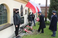 delegacja służb mundurowych składa kwiaty przed pomnikiem