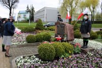 delegacja harcerzy składa kwiaty przed pomnikiem