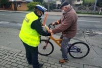 policjantka ruchu drogowego zakłada odblask na rower