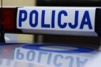 światła policyjne radiowozu z napisem policja