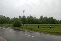 tyrariera służb poszukiwawczych przeczesująca tereny łąk