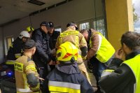 strażacy i policjanci transportują zaginionego