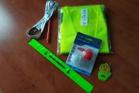 kamizelka odblaskowa, opaska odblaskowa, smycz i długopis z napisem gminy i Miedźno