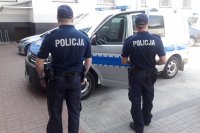 dwóch policjantów prewencji na tle radiowozu
