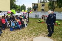 policjantka mówi do dzieci, które siedzą po lewej stronie