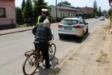 umundurowany policjant z drogówki kontroluje rowerzystę
