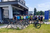 rowerzyści przed budynkiem Komendy Powiatowej Policji w Kłobucku