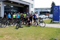 rowerzyści przed budynkiem Komendy Powiatowej Policji w Kłobucku