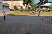 policjantka w mundurze i rowerzysta podczas praktycznego egzaminu na kartę rowerową