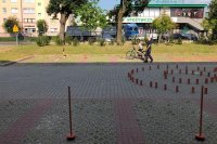 policjantka w mundurze i rowerzysta podczas praktycznego egzaminu na kartę rowerową