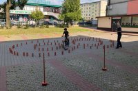 policjantka w mundurze i rowerzysta podczas praktycznego egzaminu na kartę rowerową