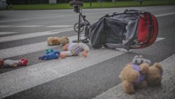 przewrócony wózek na pasach